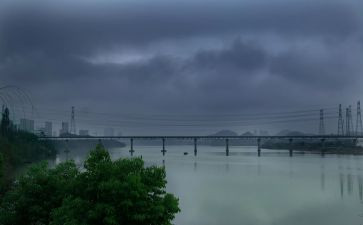 风雨中,我_______作文8篇